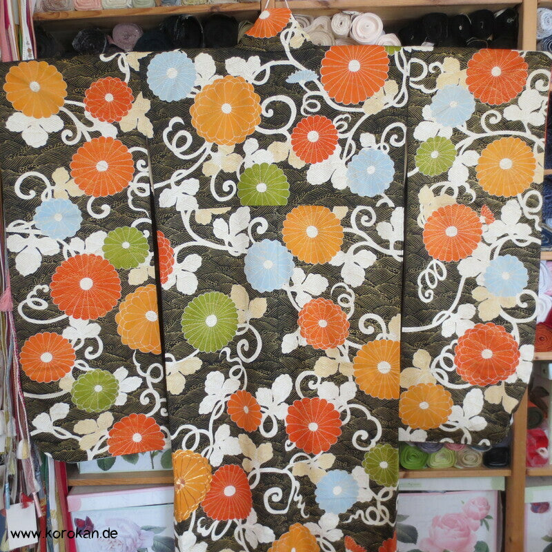 Chrysanthemen und goldene Wellen auf schwarz Seidendamast Furisode Kimono