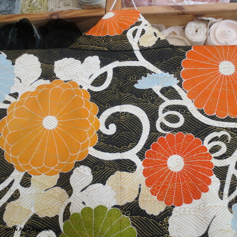 Chrysanthemen und goldene Wellen auf schwarz Seidendamast Furisode Kimono
