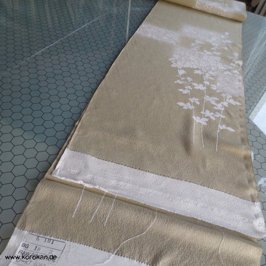 weiße Blüten auf khaki Seidencrepe Homongi Kimono Tanmono Stoffrolle