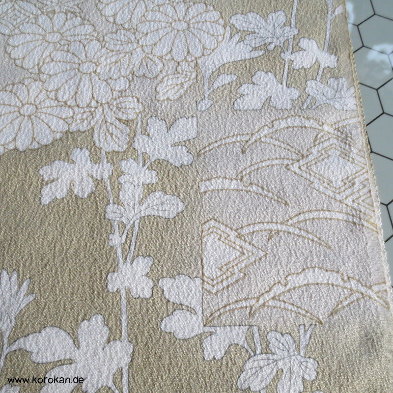 weiße Blüten auf khaki Seidencrepe Homongi Kimono Tanmono Stoffrolle
