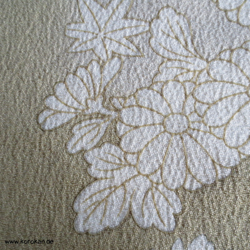 weiße Blüten auf khaki Seidencrepe Homongi Kimono Tanmono Stoffrolle