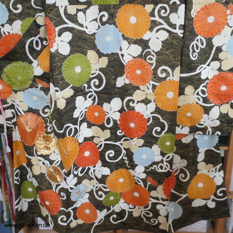 Chrysanthemen und goldene Wellen auf schwarz Seidendamast Furisode Kimono