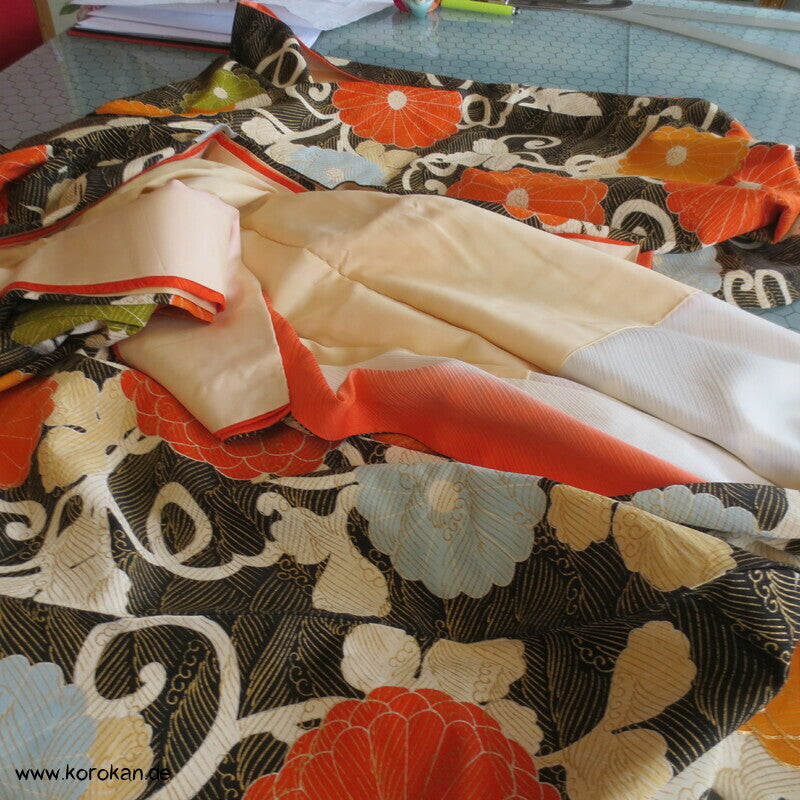 Chrysanthemen und goldene Wellen auf schwarz Seidendamast Furisode Kimono