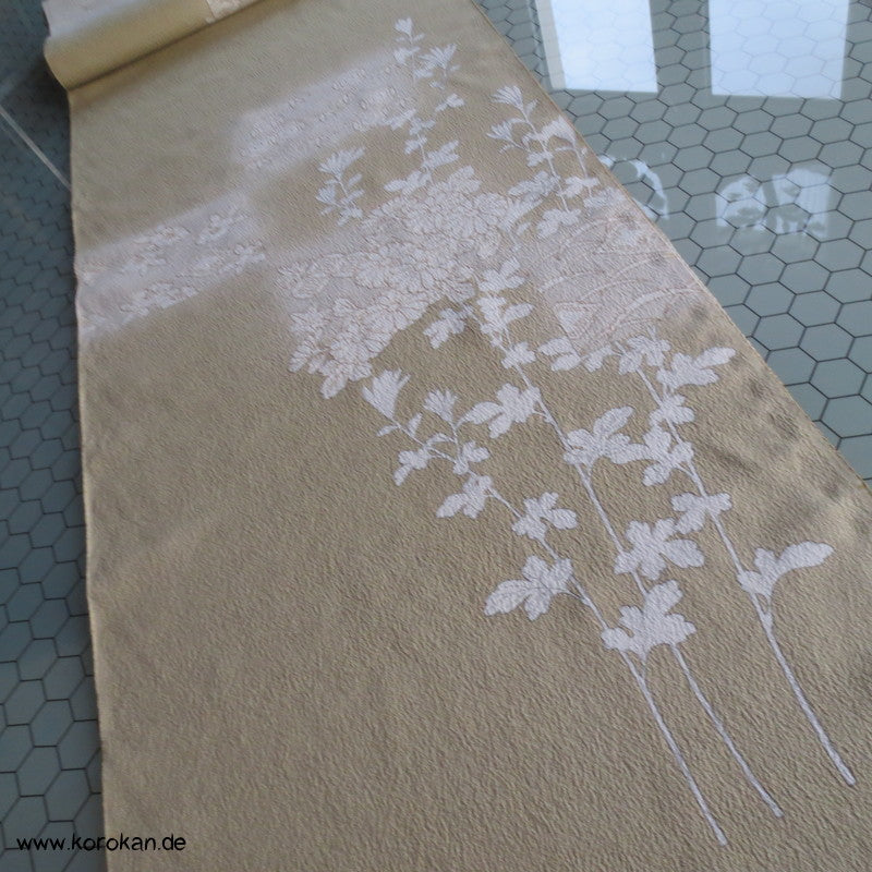 weiße Blüten auf khaki Seidencrepe Homongi Kimono Tanmono Stoffrolle
