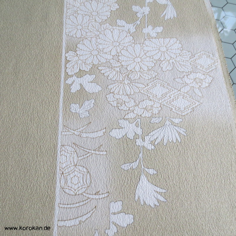 weiße Blüten auf khaki Seidencrepe Homongi Kimono Tanmono Stoffrolle