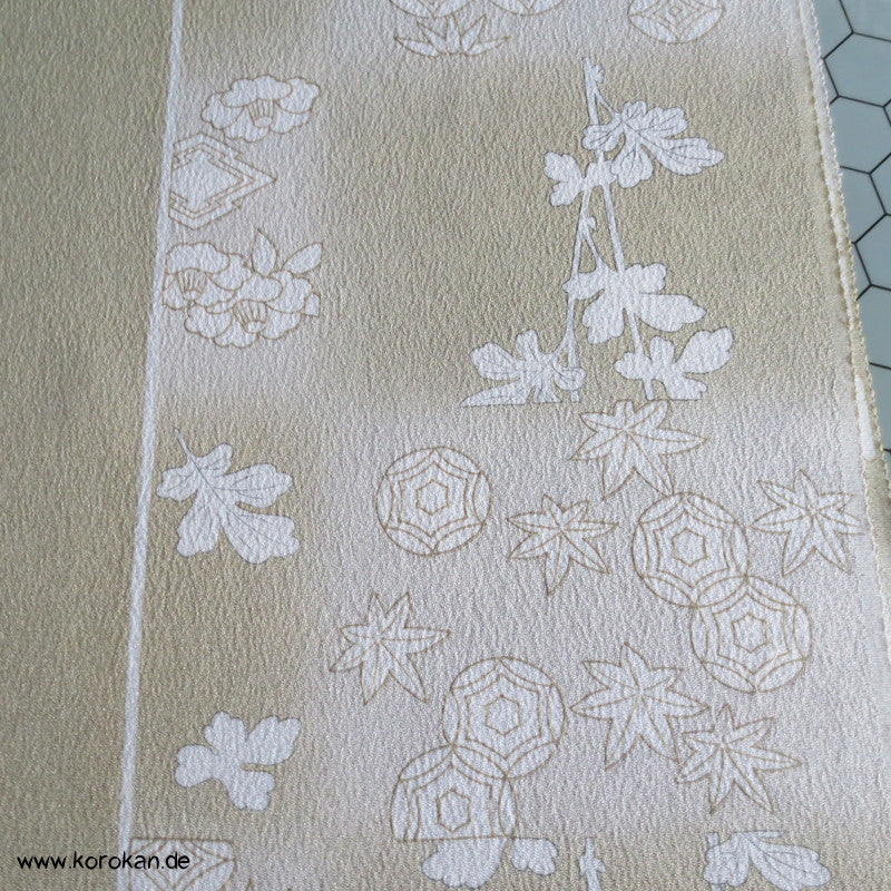 weiße Blüten auf khaki Seidencrepe Homongi Kimono Tanmono Stoffrolle