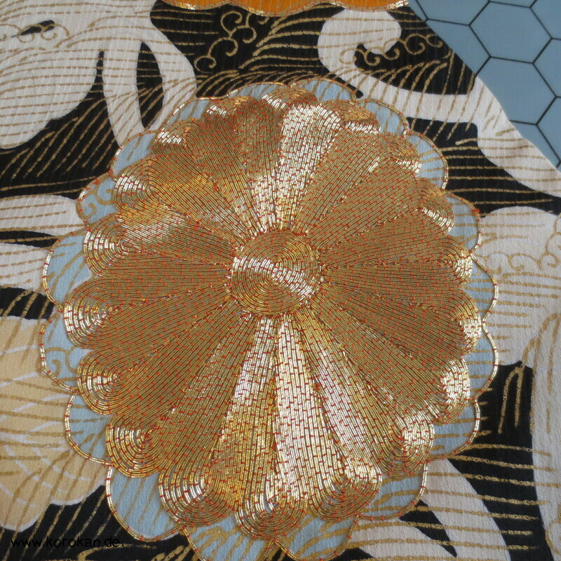 Chrysanthemen und goldene Wellen auf schwarz Seidendamast Furisode Kimono