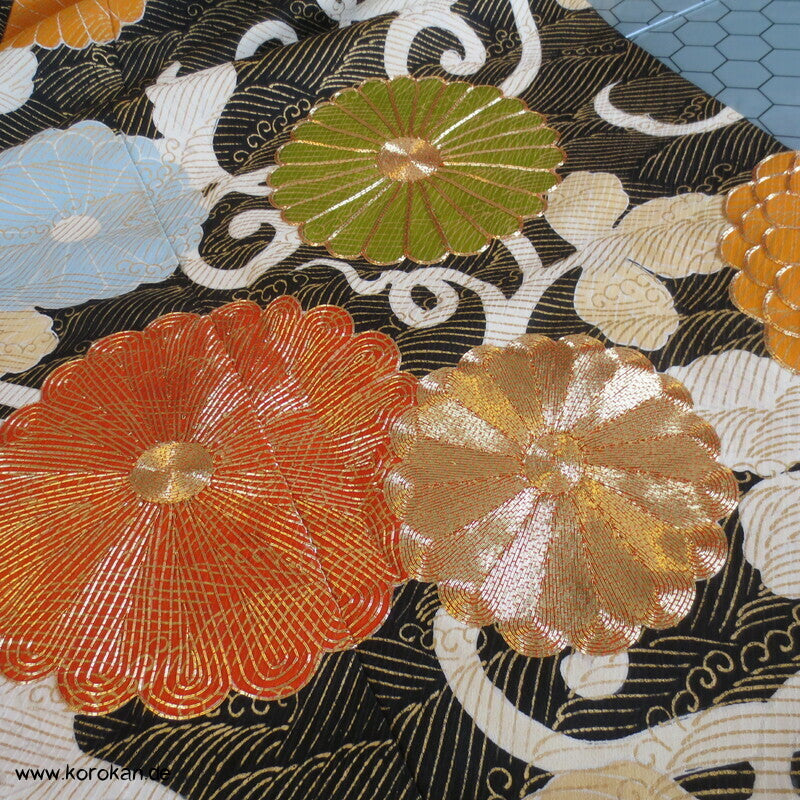 Chrysanthemen und goldene Wellen auf schwarz Seidendamast Furisode Kimono