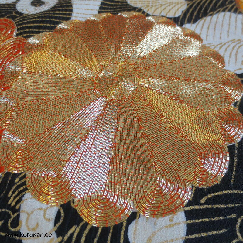 Chrysanthemen und goldene Wellen auf schwarz Seidendamast Furisode Kimono