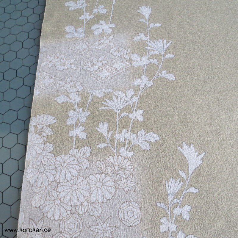 weiße Blüten auf khaki Seidencrepe Homongi Kimono Tanmono Stoffrolle