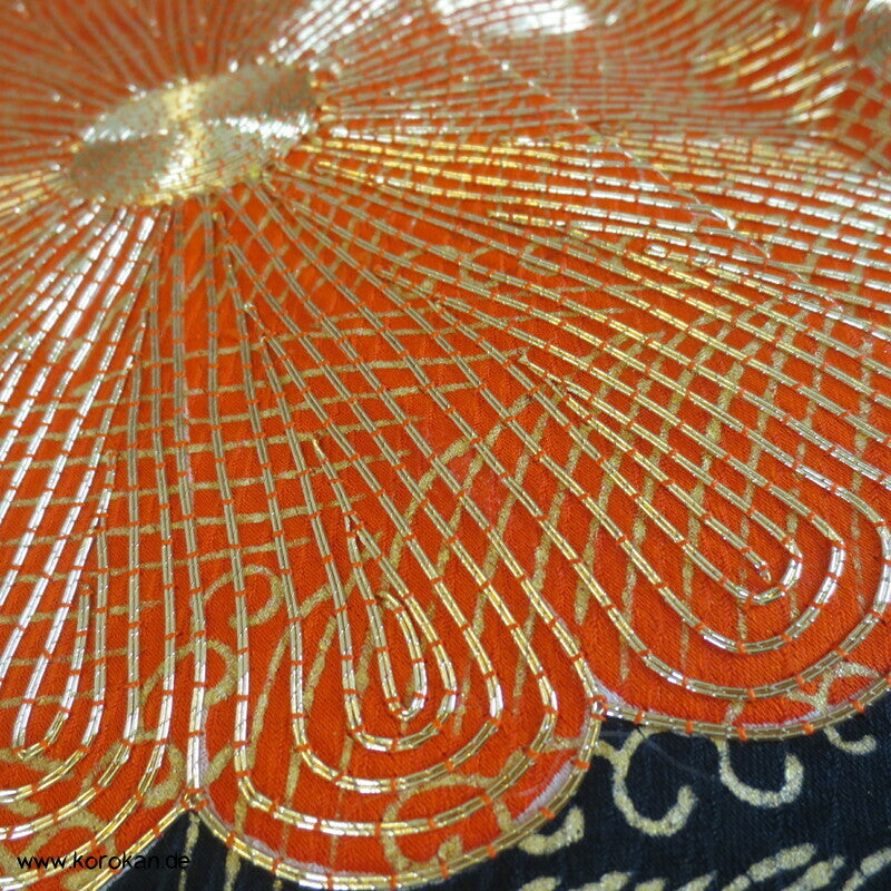 Chrysanthemen und goldene Wellen auf schwarz Seidendamast Furisode Kimono