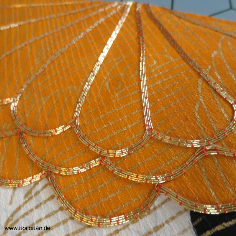 Chrysanthemen und goldene Wellen auf schwarz Seidendamast Furisode Kimono