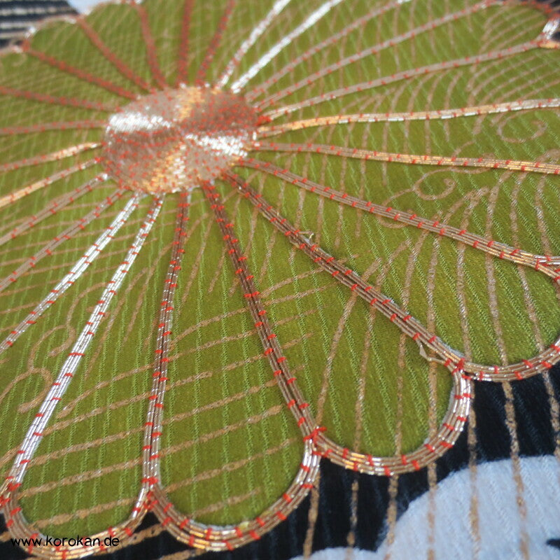 Chrysanthemen und goldene Wellen auf schwarz Seidendamast Furisode Kimono