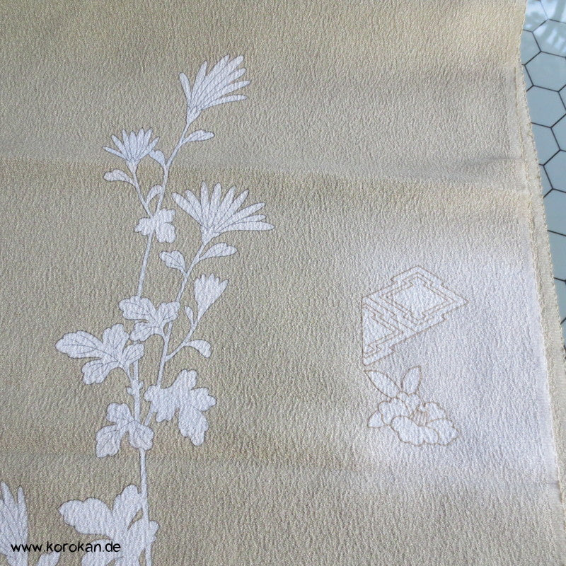 weiße Blüten auf khaki Seidencrepe Homongi Kimono Tanmono Stoffrolle