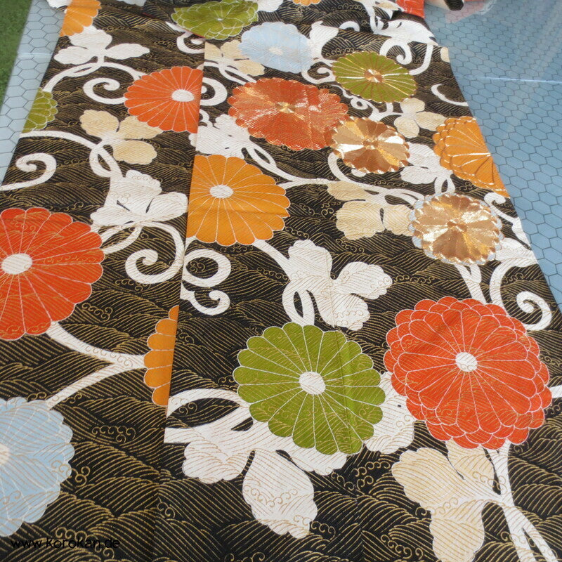 Chrysanthemen und goldene Wellen auf schwarz Seidendamast Furisode Kimono