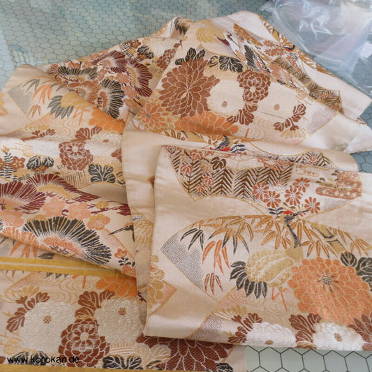 Fächer mit Kranichen, Bambus und Kiku antiker Maru Obi, Seidenbrokat