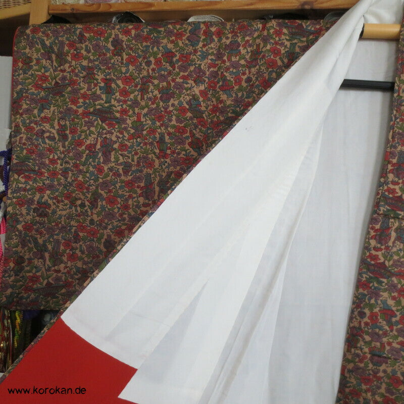 Kinder mit Papierschirmen und Blumen Komon Kimono