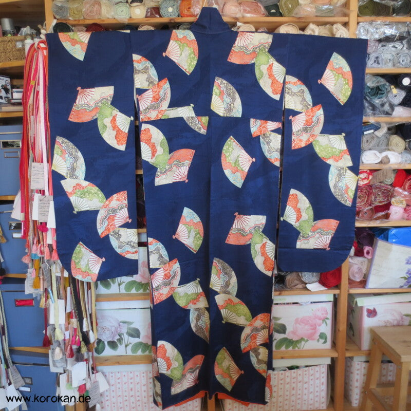bunte Fächer auf blauem Rinzu Seiden Damast Furisode