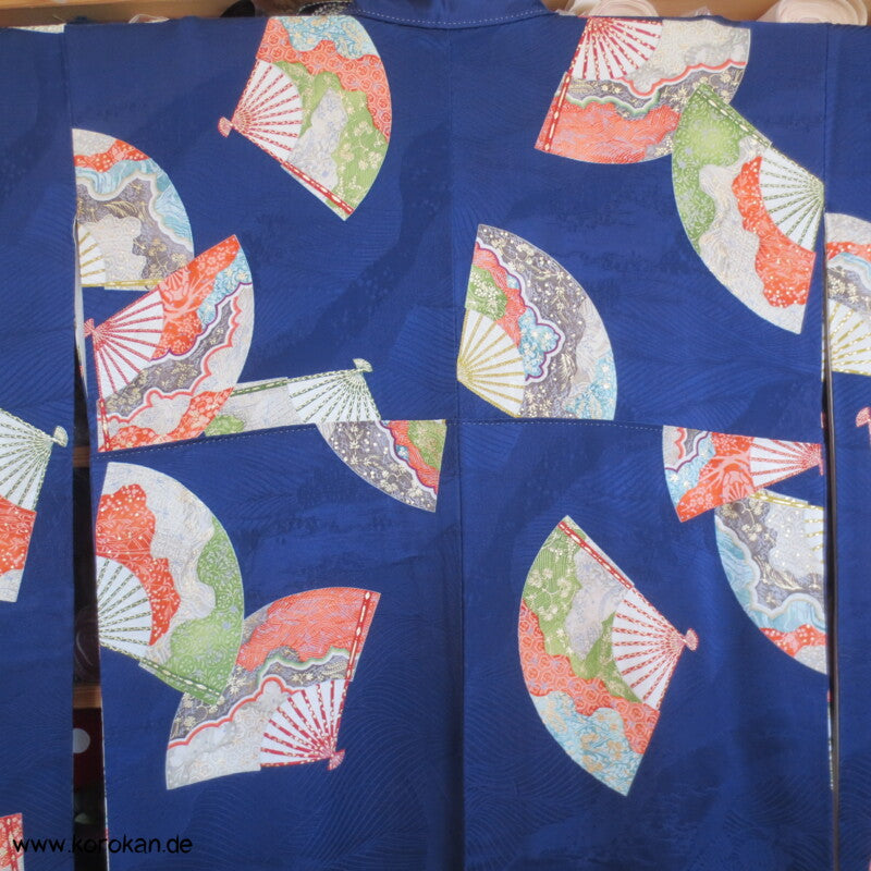 bunte Fächer auf blauem Rinzu Seiden Damast Furisode