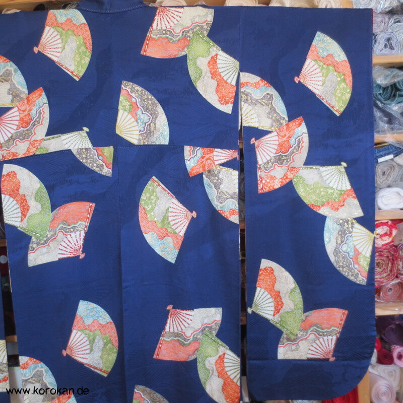 bunte Fächer auf blauem Rinzu Seiden Damast Furisode