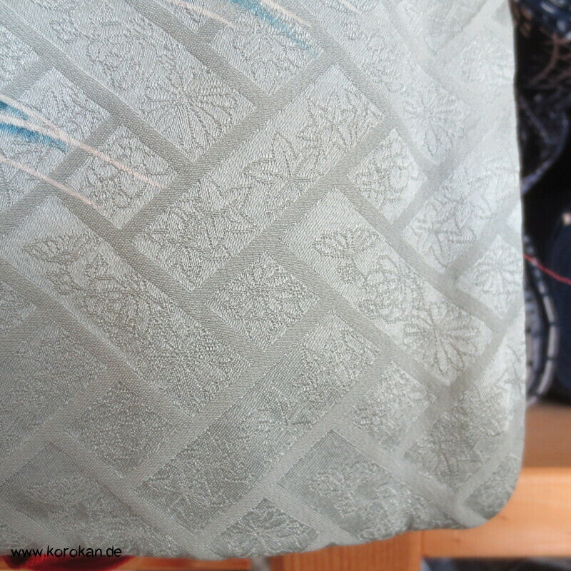 zartblauer Seidendamast Homongi Kimono, Glückssymbole