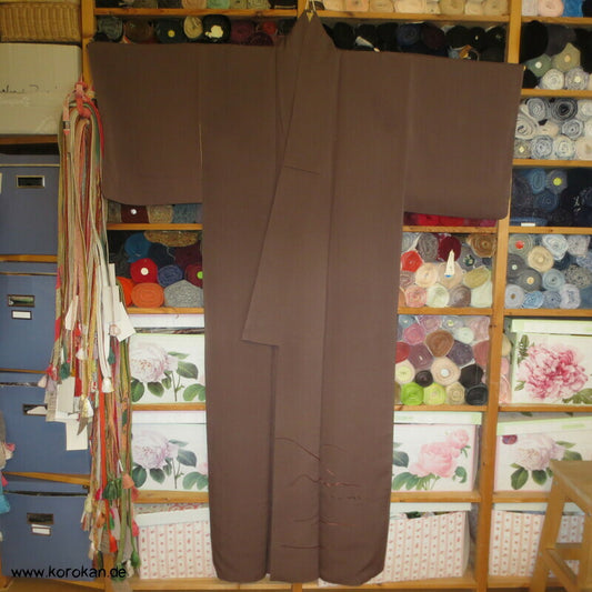 gestickte Streifen, Ton in Ton Irotomesode Kimono, schlammbraun Seidencrepe