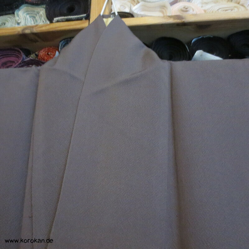 gestickte Streifen, Ton in Ton Irotomesode Kimono, schlammbraun Seidencrepe