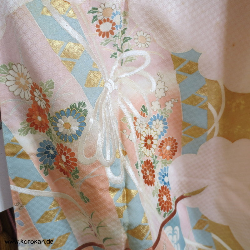 Kicho Kimonovorhang Irotomesode, heller Seiden Kimono, teilbestickt