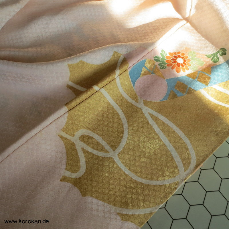 Kicho Kimonovorhang Irotomesode, heller Seiden Kimono, teilbestickt