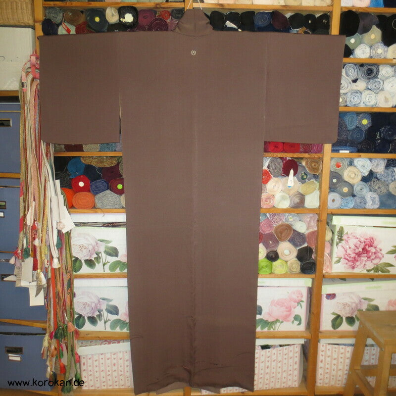 gestickte Streifen, Ton in Ton Irotomesode Kimono, schlammbraun Seidencrepe