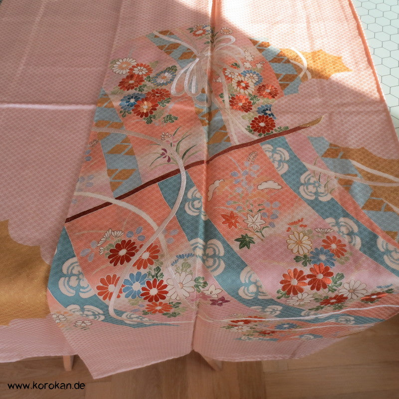 Kicho Kimonovorhang Irotomesode, heller Seiden Kimono, teilbestickt