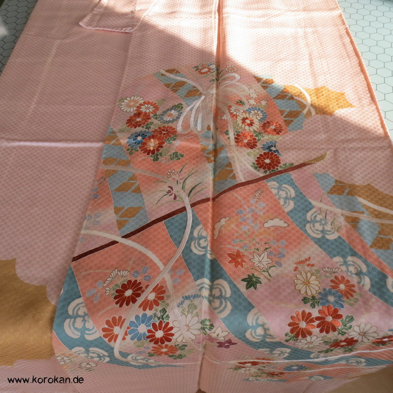 Kicho Kimonovorhang Irotomesode, heller Seiden Kimono, teilbestickt
