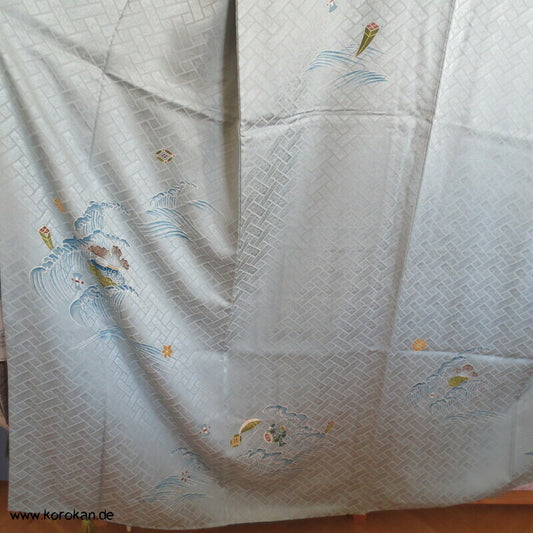 zartblauer Seidendamast Homongi Kimono, Glückssymbole