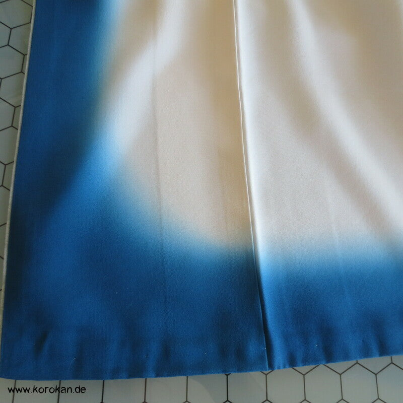 zartblauer Seidendamast Homongi Kimono, Glückssymbole