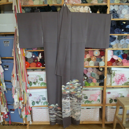 Wellen und Pinien Irotomesode Kimono, taupe Seidencrepe