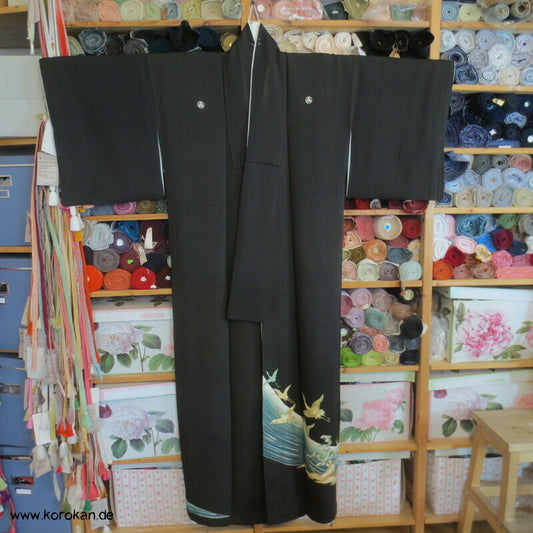 gestickte goldene Kraniche im Flug Tomesode Kimono