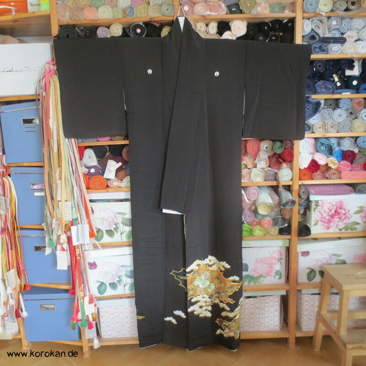 Pinien und Blüten, Stickerei  antiker Tomesode Kimono Seidencrepe