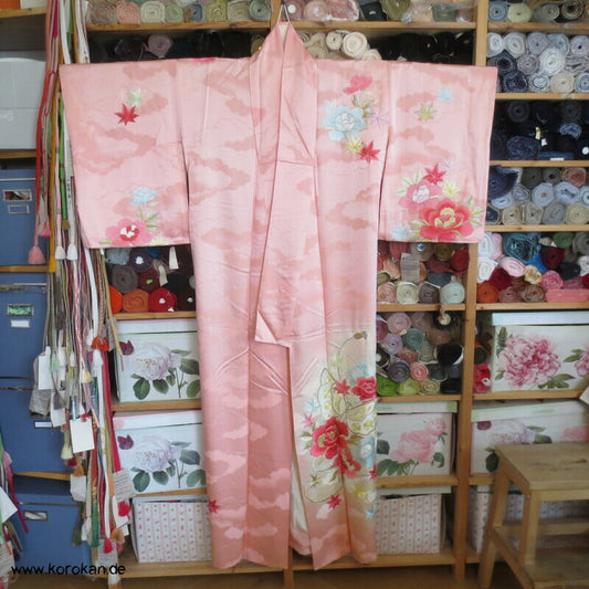 Päonien und Schmetterlingsstickerei Homongi Wolken Seidendamast Kimono