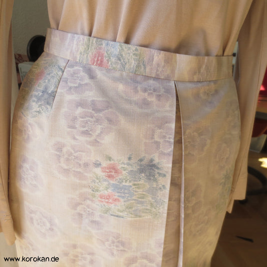 Tsumugi Seiden Kellerfalten Rock, pastellige Blüten in zartrosé