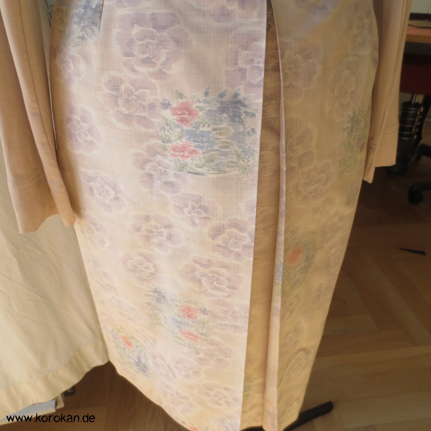Tsumugi Seiden Kellerfalten Rock, pastellige Blüten in zartrosé