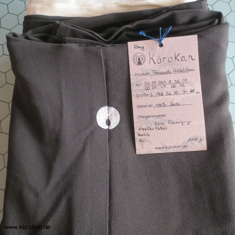 Pinien und Blüten, Stickerei  antiker Tomesode Kimono Seidencrepe