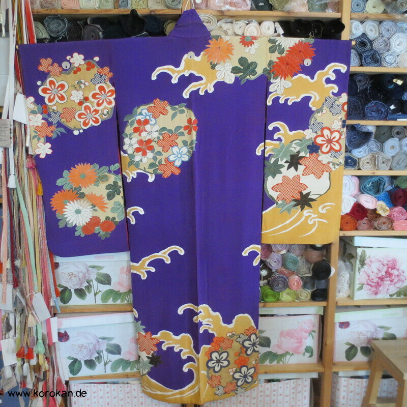 Kusudama, Wellen auf violett, antiker Seiden Furisode Kimono