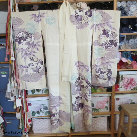 violette Kusudama Kringel auf hellem Seiden Damast Furisode Kimono