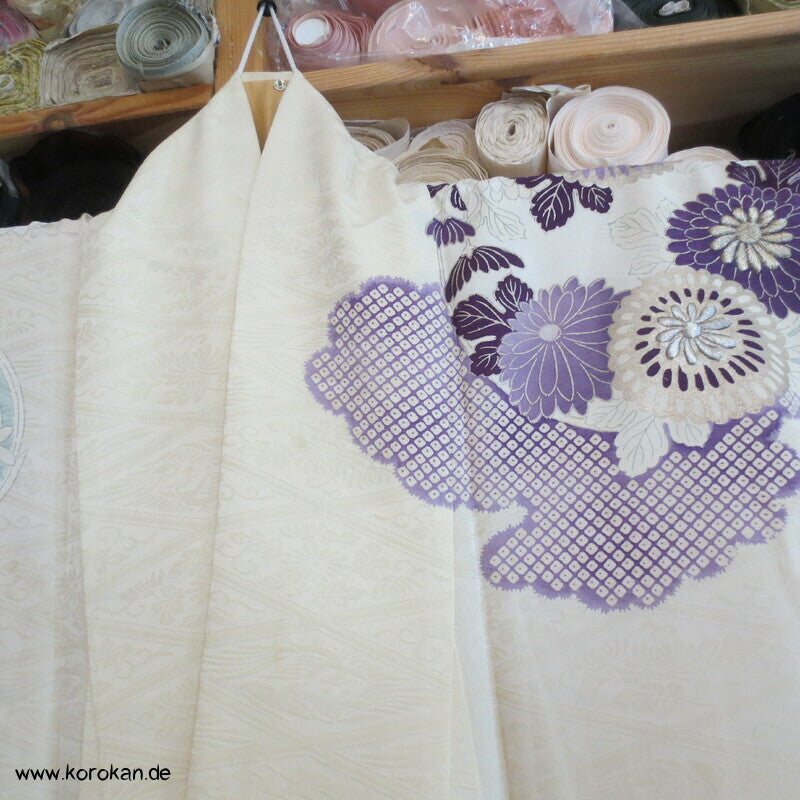 violette Kusudama Kringel auf hellem Seiden Damast Furisode Kimono