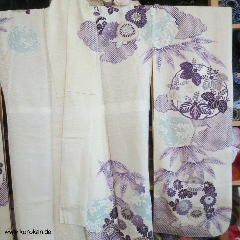 violette Kusudama Kringel auf hellem Seiden Damast Furisode Kimono