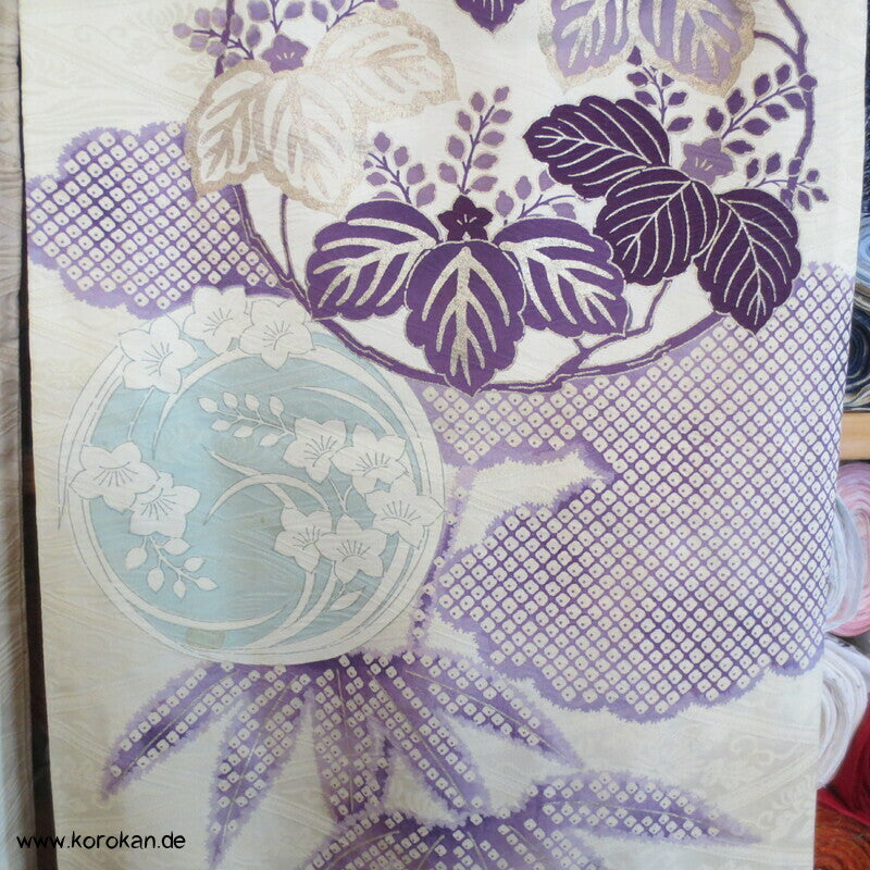 violette Kusudama Kringel auf hellem Seiden Damast Furisode Kimono
