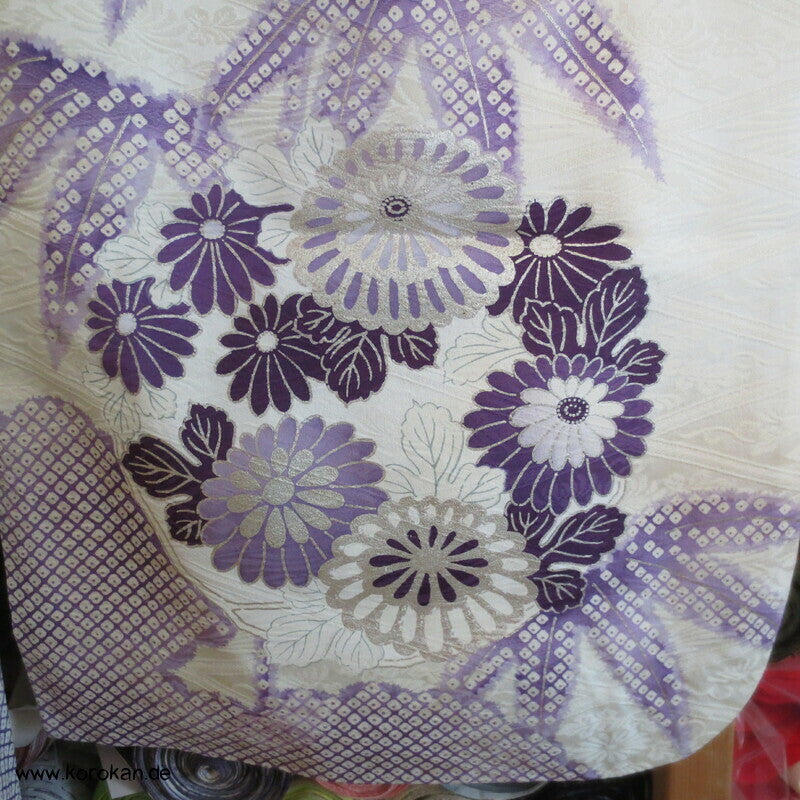 violette Kusudama Kringel auf hellem Seiden Damast Furisode Kimono