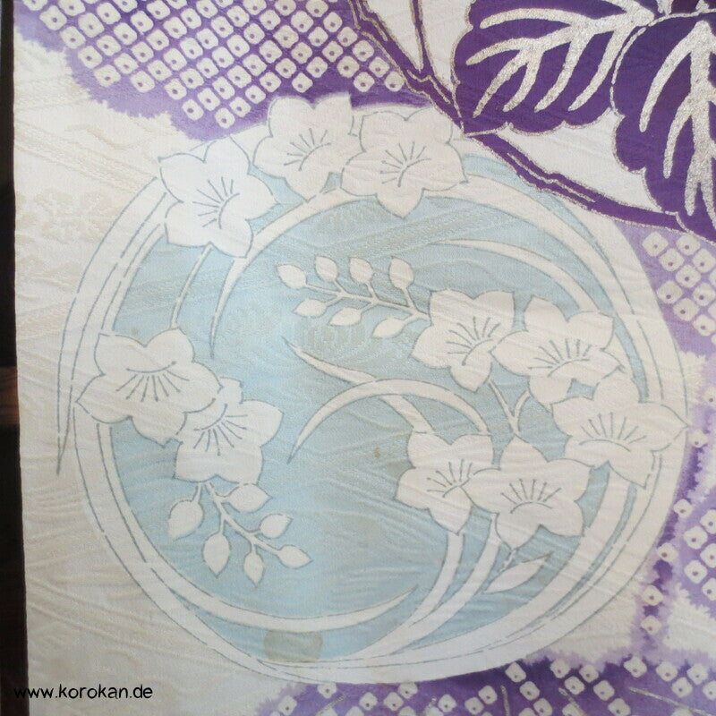 violette Kusudama Kringel auf hellem Seiden Damast Furisode Kimono