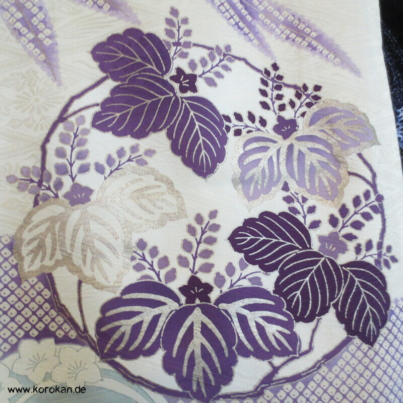 violette Kusudama Kringel auf hellem Seiden Damast Furisode Kimono
