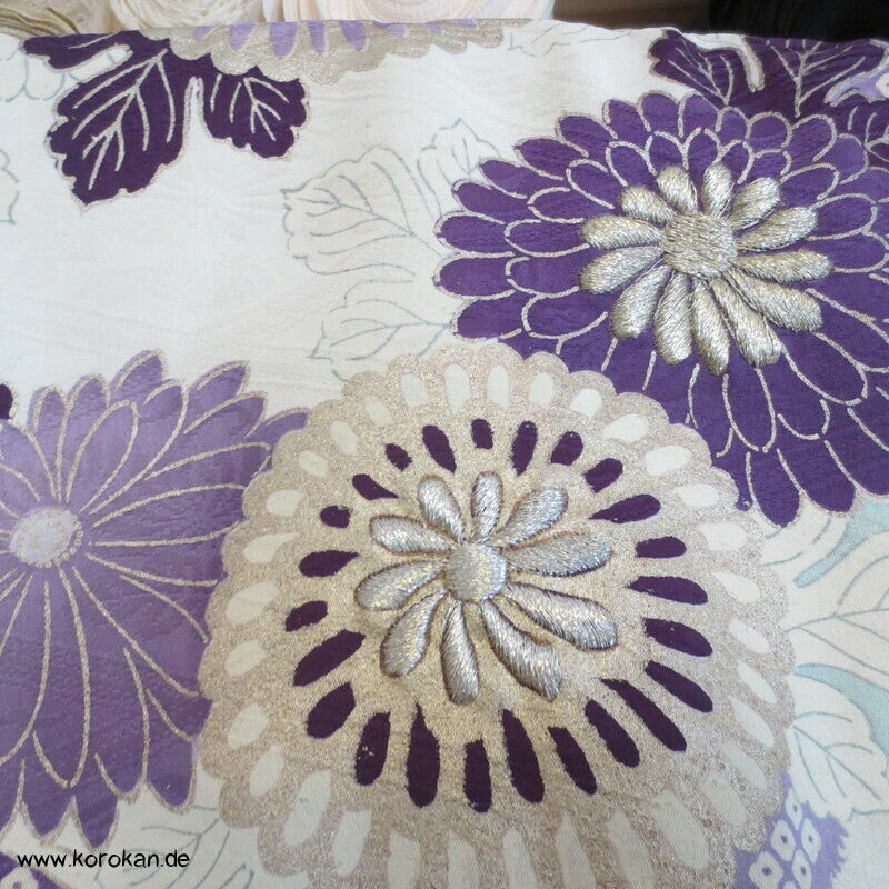 violette Kusudama Kringel auf hellem Seiden Damast Furisode Kimono
